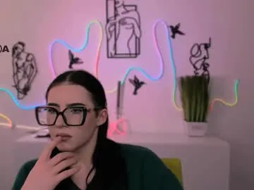 sweetlittleangela – webcam model profile photo Image 3