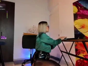 karlenegries – webcam model profile photo Image 8