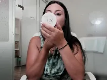 felissiany – webcam model profile photo Image 12