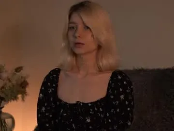 emina_woody – webcam model profile photo Image 4