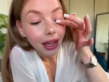 little_izzi – webcam model profile photo Image 14