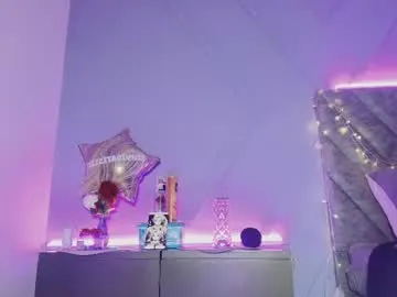 little_poetry – webcam model profile photo Image 3