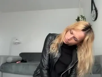 your_dolls – webcam model profile photo Image 3