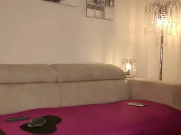 luckaisha – webcam model profile photo Image 11