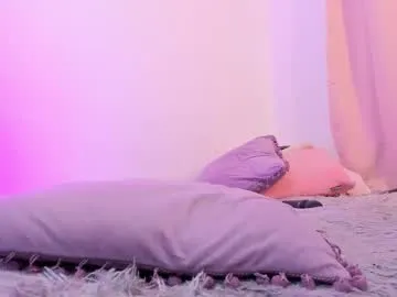 karlenegries – webcam model profile photo Image 2