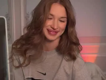 luckaisha – webcam model profile photo Image 3