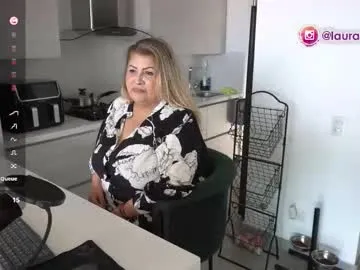 shiny_lily – webcam model profile photo Image 8