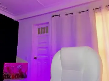 evapilled – webcam model profile photo Image 5