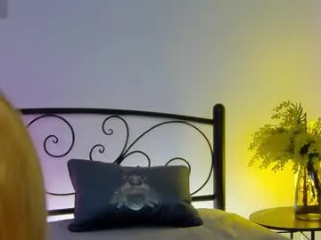 EvelynMills – webcam model profile photo Image 8