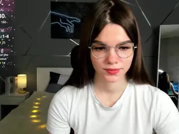 sweetyoops – webcam model profile photo Image 4