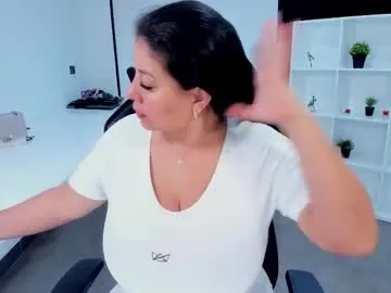 tiameakin – webcam model profile photo Image 10