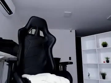 tiameakin – webcam model profile photo Image 4