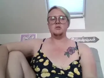 adelina_shine – webcam model profile photo Image 3