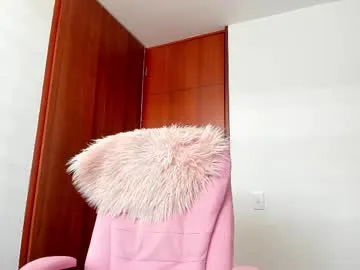 emonyashka – webcam model profile photo Image 11