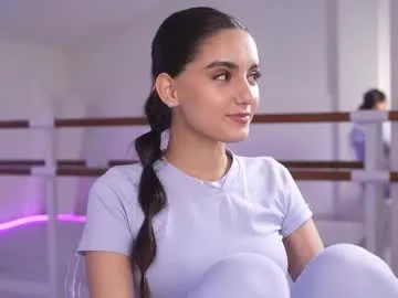 roxannegomez_ – webcam model profile photo Image 3