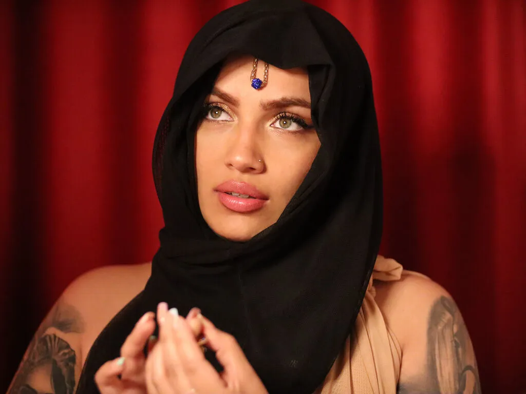 LuciaLyone – webcam model profile photo